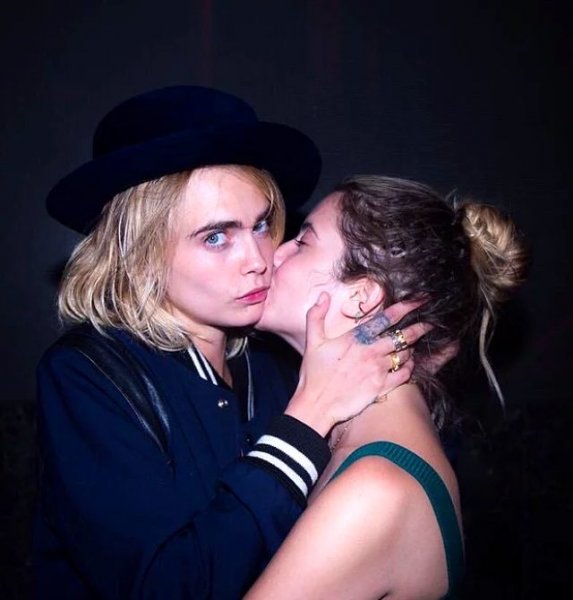 Model Cara Delevingne ve oyuncu sevgilisi Ashley Benson nişanlandı ...