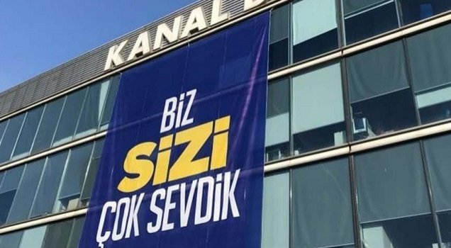 AydÄ±n DoÄŸanâ€™a â€˜biz sizi Ã§ok sevdikâ€™ pankartÄ± 