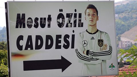 Belediyeden Mesut Özil fotoğrafı kararı