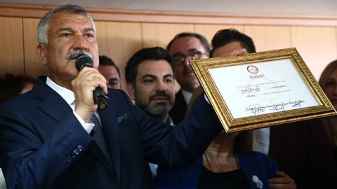 Adana BÃ¼yÃ¼kÅehir Belediye BaÅkanÄ± Zeydan Karalar mazbatasÄ±nÄ± aldÄ±