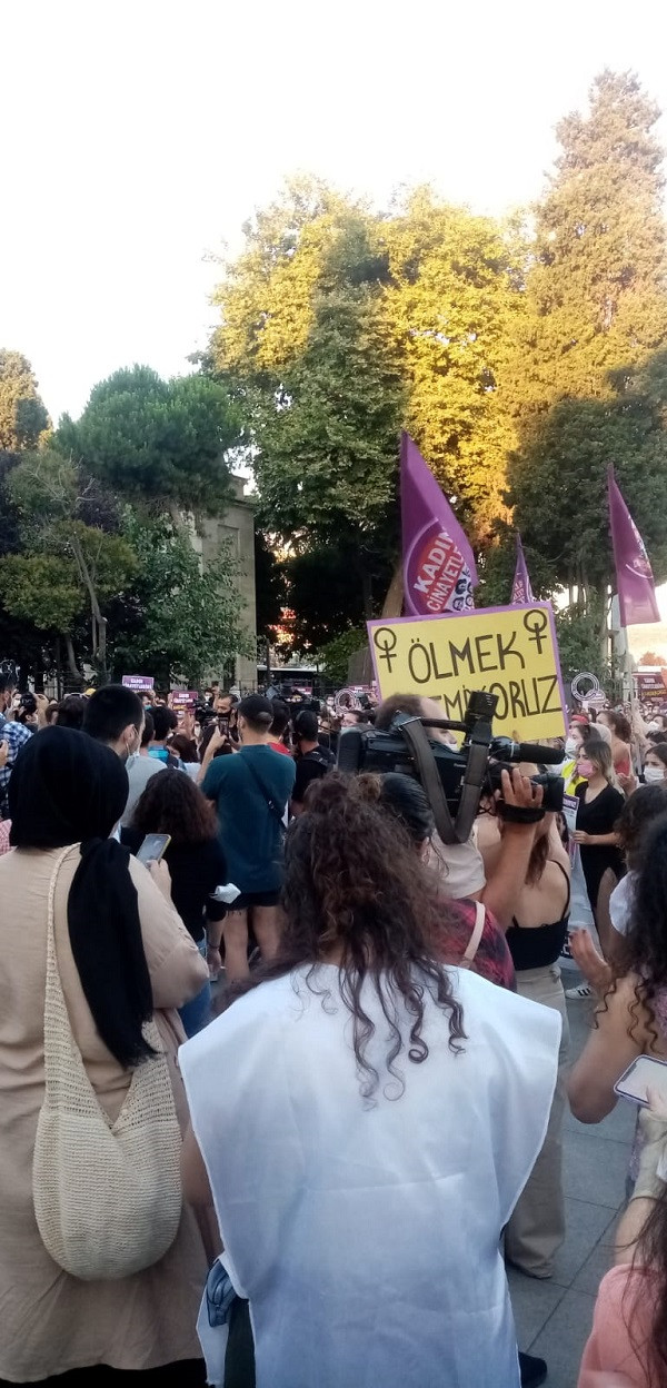 Pınar Gültekin'in katledilmesini protesto eden kadınlara polis müdahalesi - Resim : 8