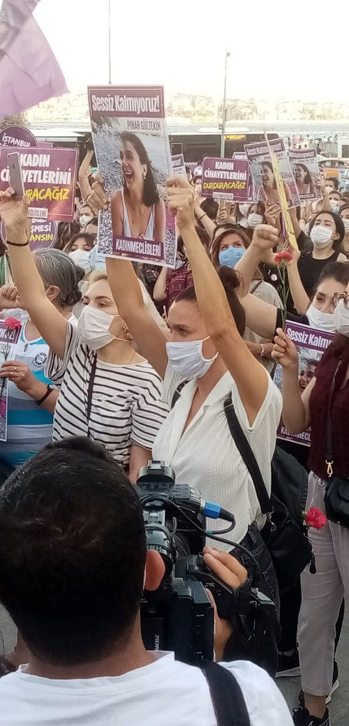 Pınar Gültekin'in katledilmesini protesto eden kadınlara polis müdahalesi - Resim : 5