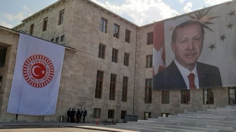 TBMM'de tepki çeken görüntü: Şeref Kapısı'na Erdoğan posteri