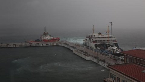 Çanakkale'de sağanak: Boğaz transit gemi geçişlerine ...