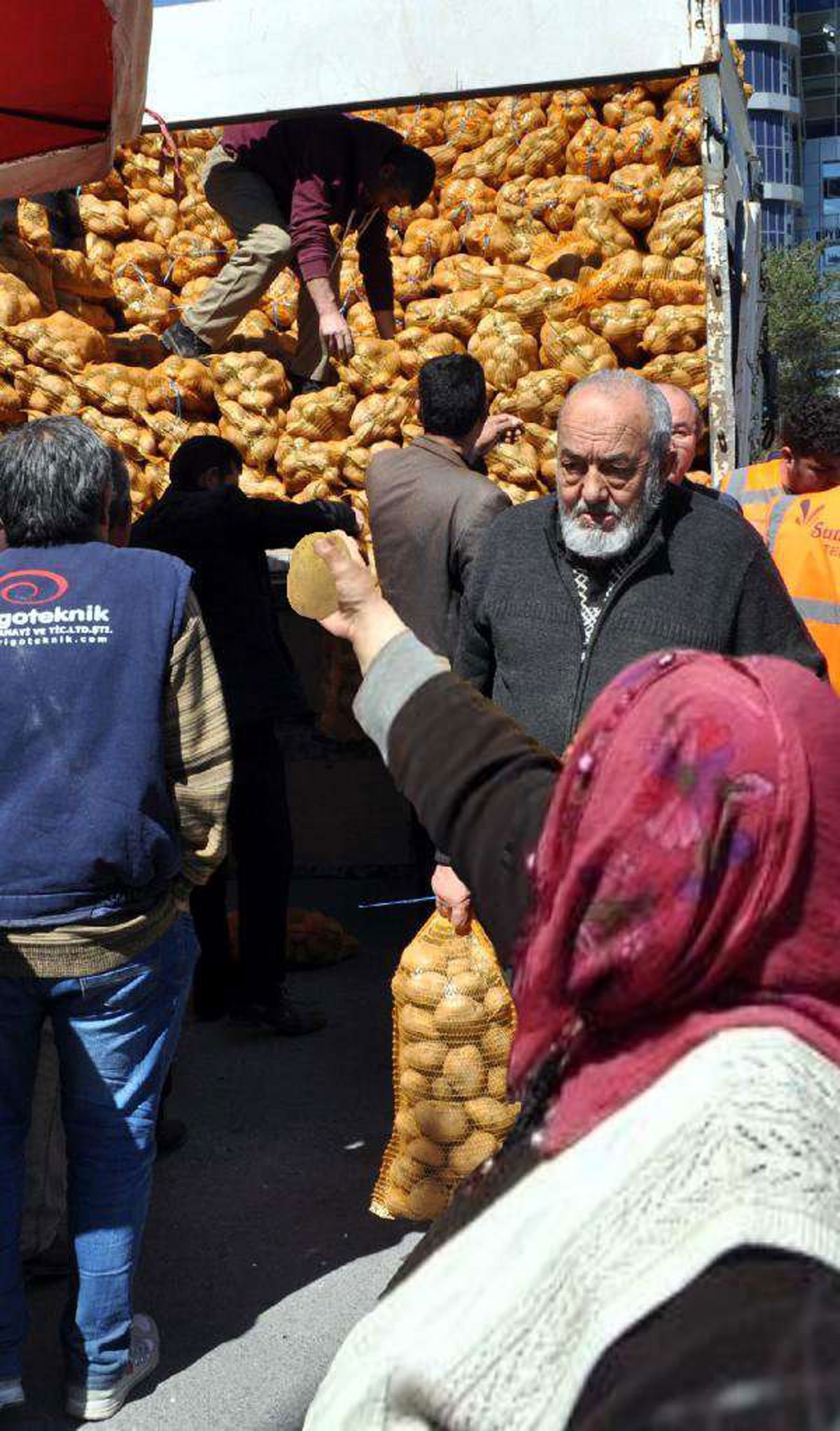 Patates dağıtımı şova döndü: Tepki yağdı - Resim : 2