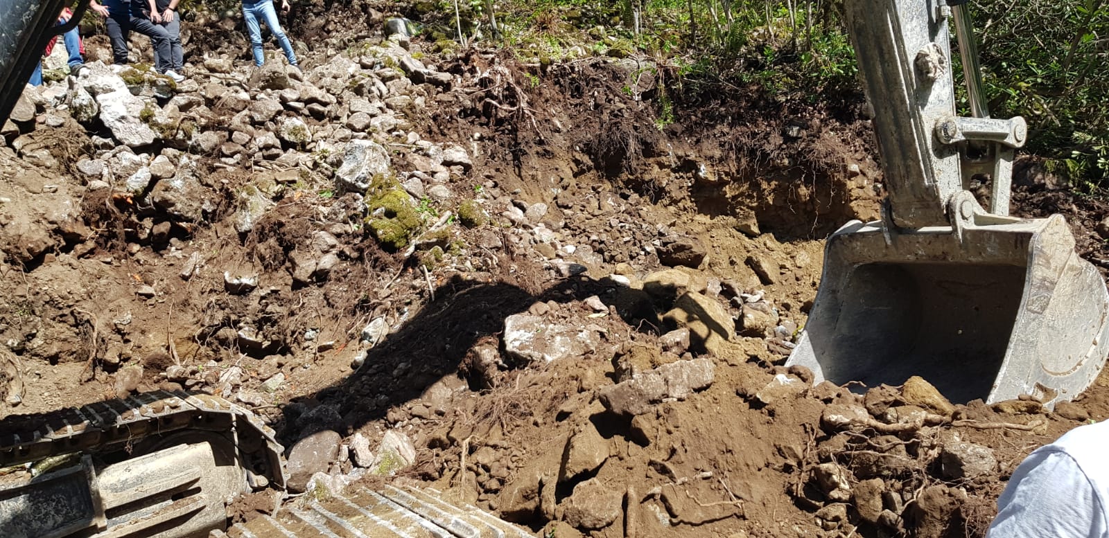 CHP'li vekil İkizdere'de iş makinasının üzerine çıktı - Resim : 2