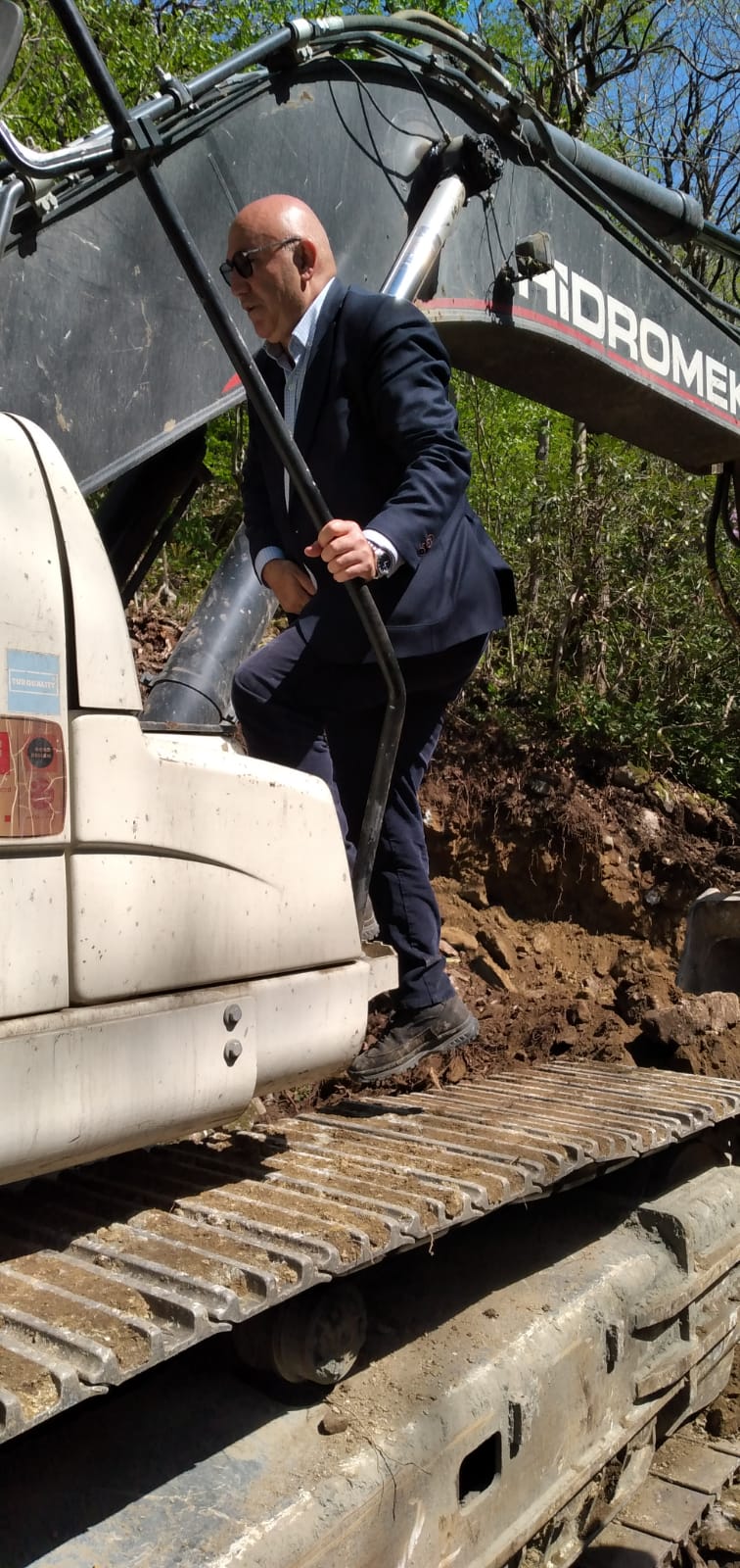 CHP'li vekil İkizdere'de iş makinasının üzerine çıktı - Resim : 3