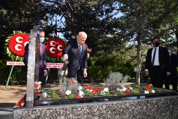 Bahçeli'den Türkeş'in mezarına ziyaret - Resim : 1