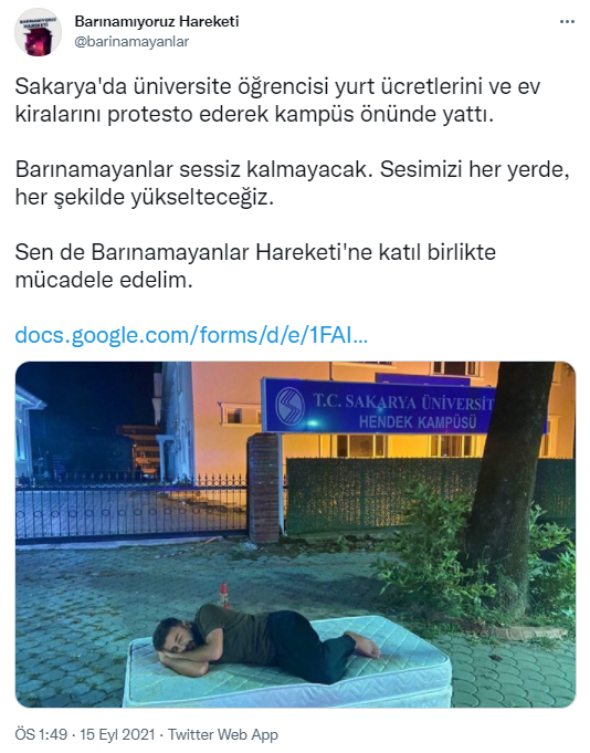 Kira fiyatlarından yakınan öğrenci kampüsün kapısına yatak atıp uyudu - Resim : 1