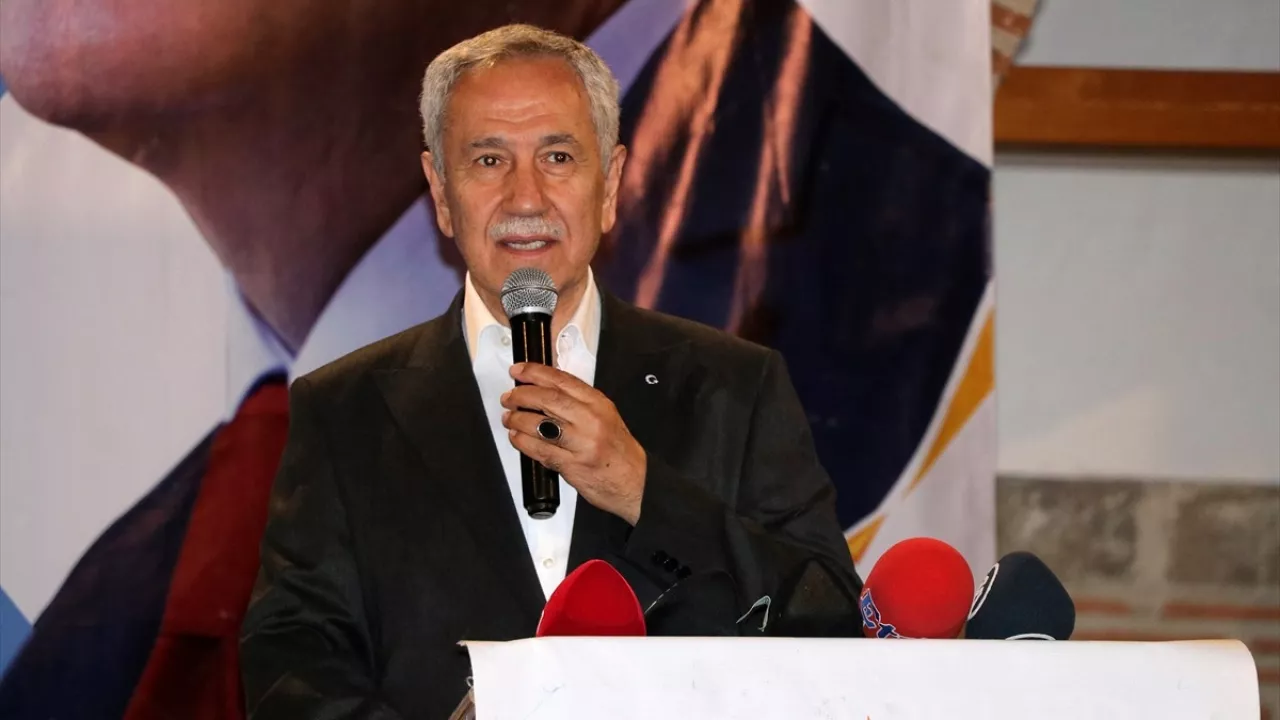 AKP'ye uyarılarda bulunan Bülent Arınç'a yanıt Yeni Akit'ten geldi: 'AK Parti'nin kamburu'